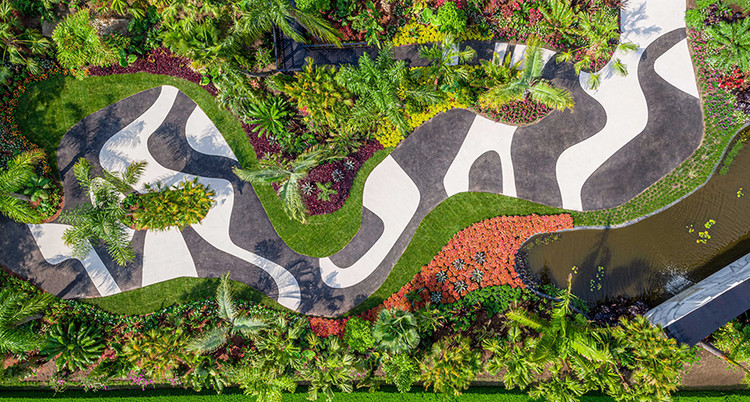 Caminho em jardim modernista de Burle Marx, vista aérea