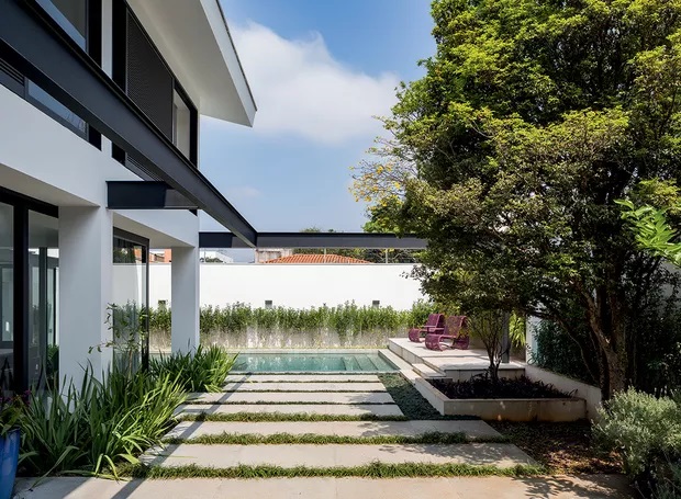 Árvores em jardim contemporâneo