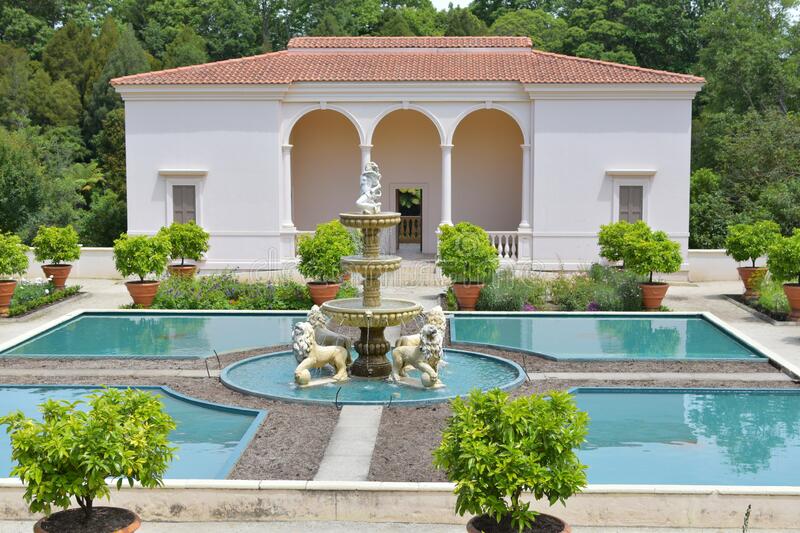Fonte em jardim renascentista italiano