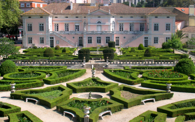 Jardim francês com canteiros geométricos
