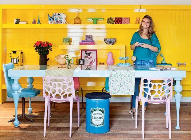 Ambiente de trabalho com detalhes em amarelo
