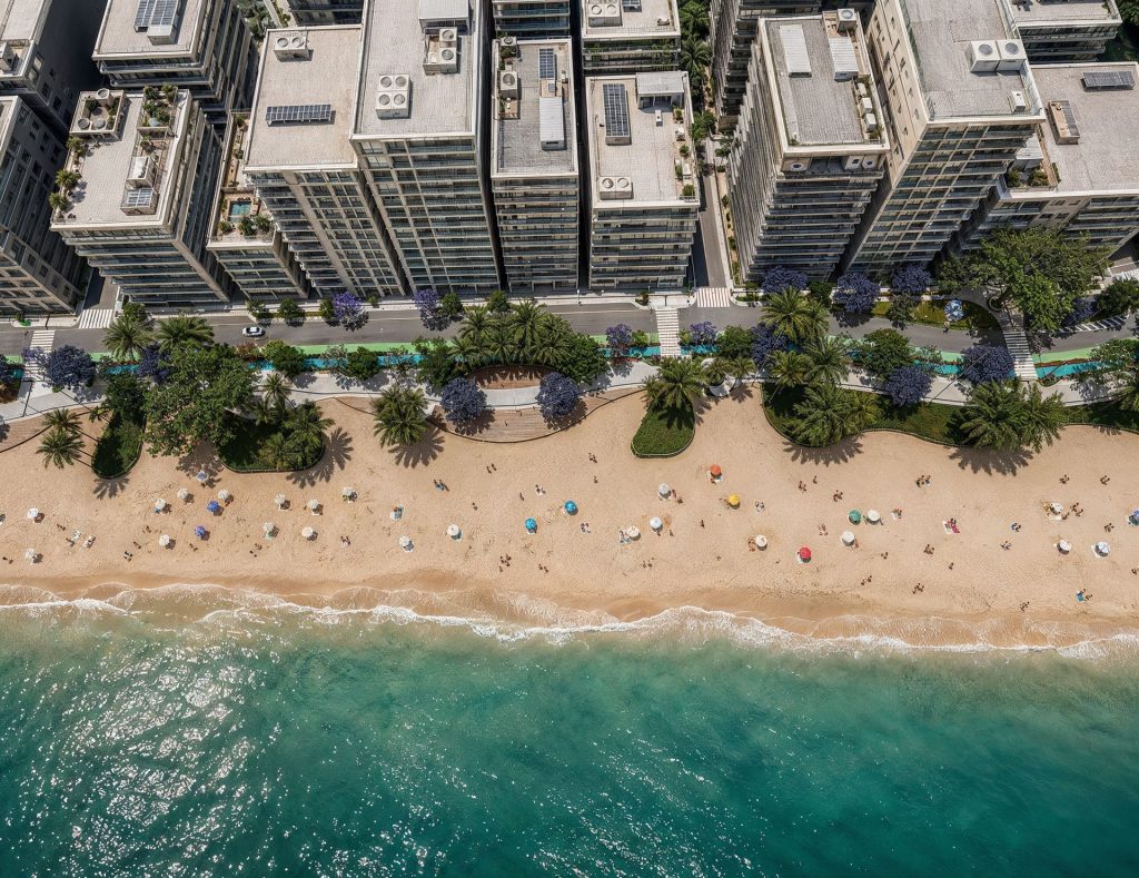 Vista aérea da orla de Itapema com o parque linear entre os prédios e a praia
