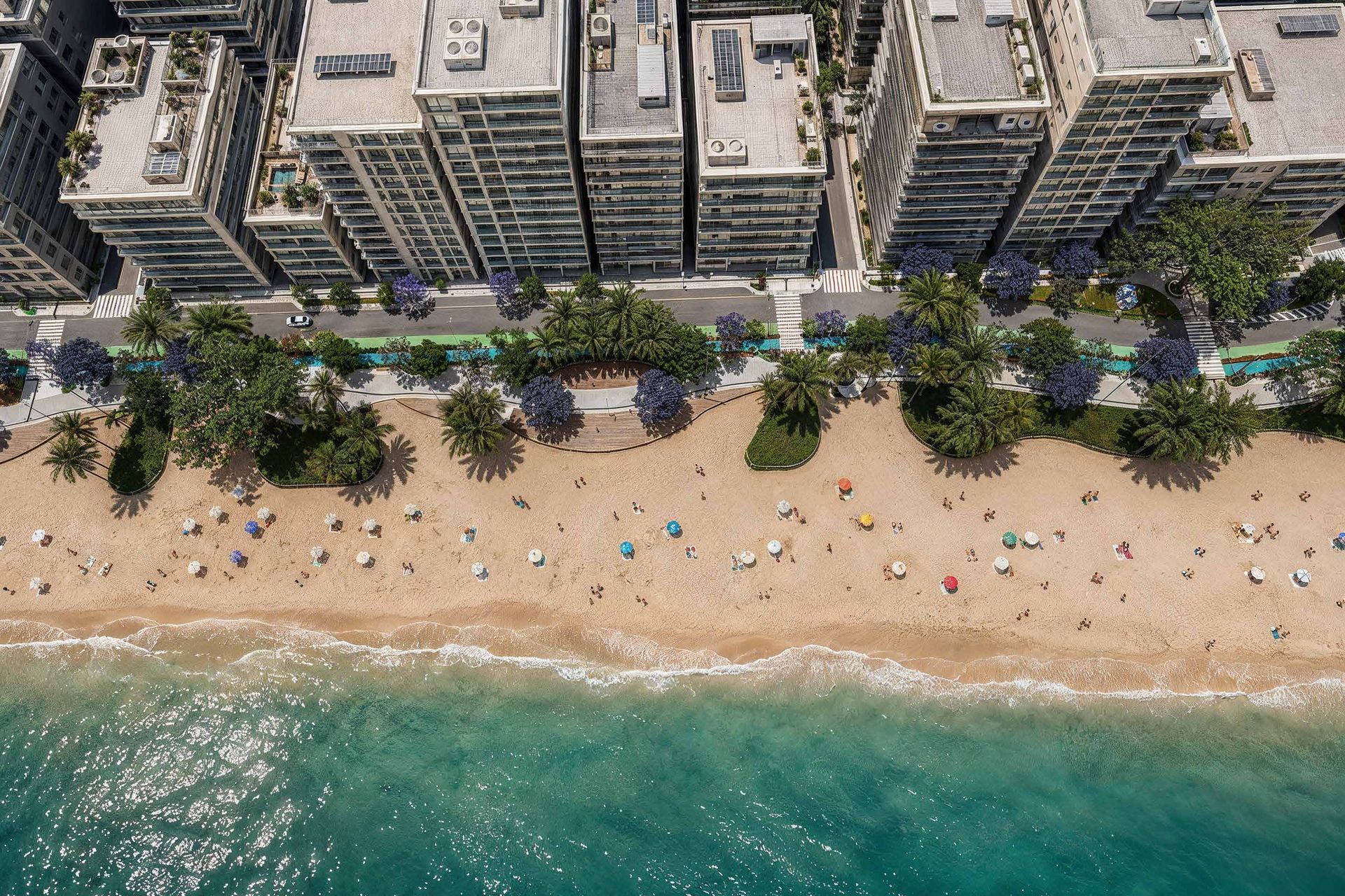 Vista aérea da orla de Meia Praia, em Itapema, com o parque linear entre os prédios e a praia